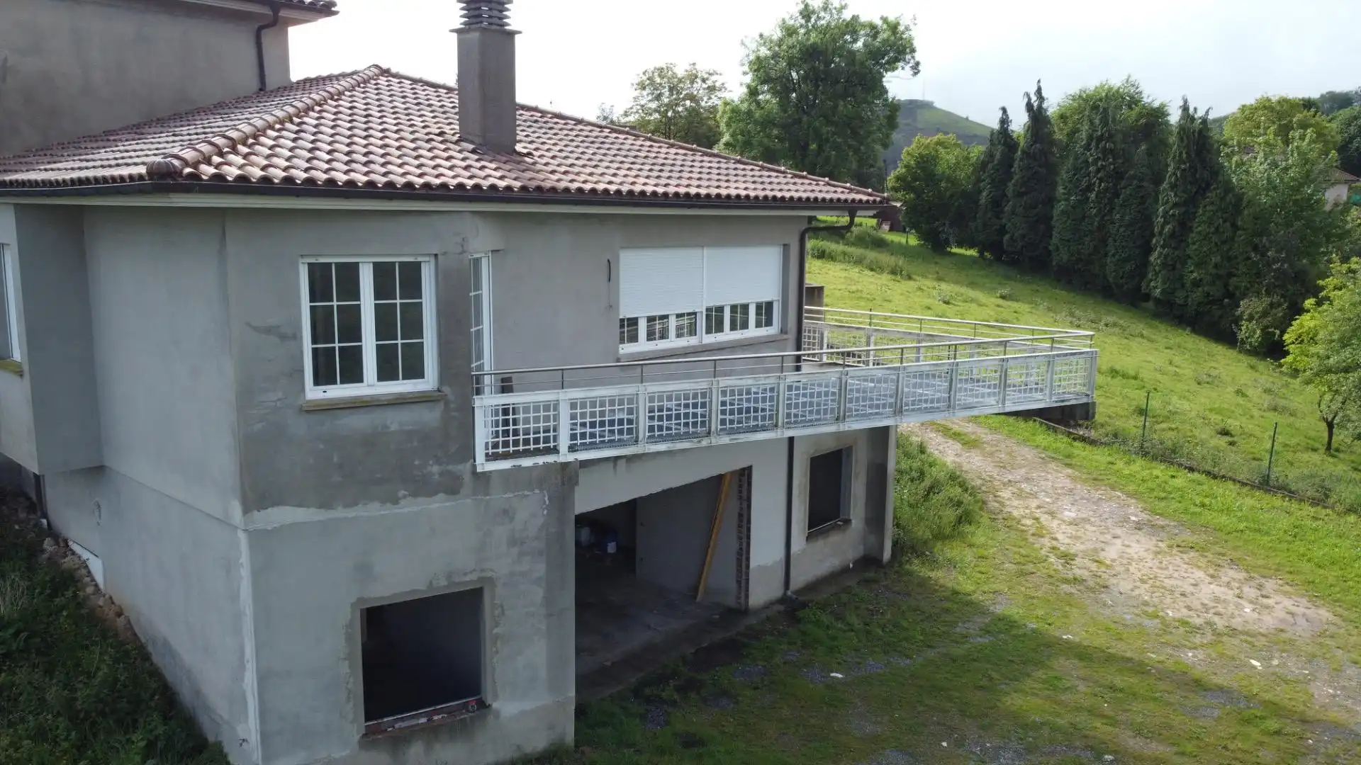 Vista exterior de Casa o xalet en venda en Oviedo  amb Jardí privat, Terrassa i Balcó