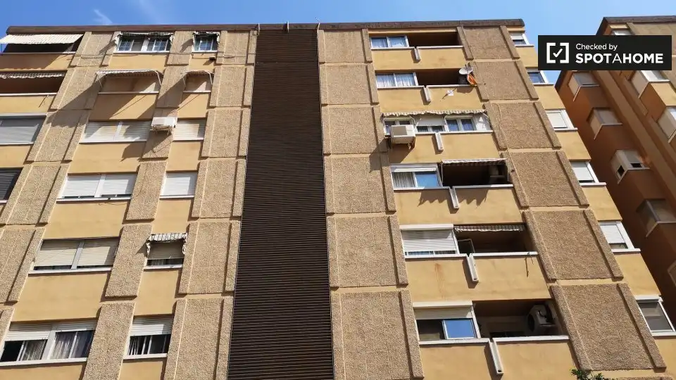 Vista exterior de Pis per a compartir en Valencia amb Aire condicionat, Calefacció i Moblat