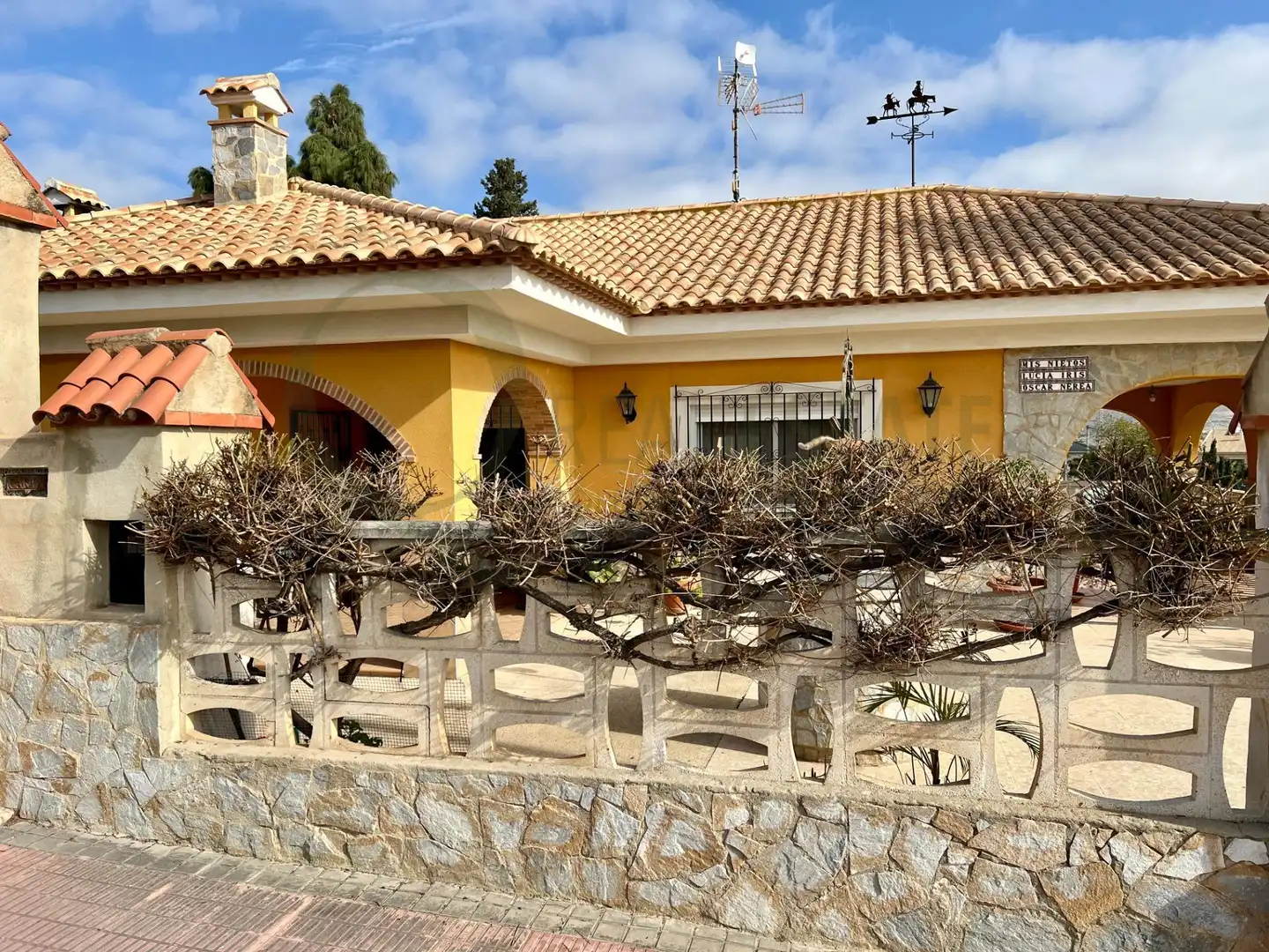 Vista exterior de Casa o xalet en venda en Alicante / Alacant amb Jardí privat, Terrassa i Traster