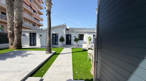 VILLA TOTALMENTE REFORMADA CON VISTAS AL MAR Y A 100 METROS DE PLAYA EN PUNTA PRIMA CON PISCINA PRIVADA Y CON PARCELA DE 360 M2., imatge 3