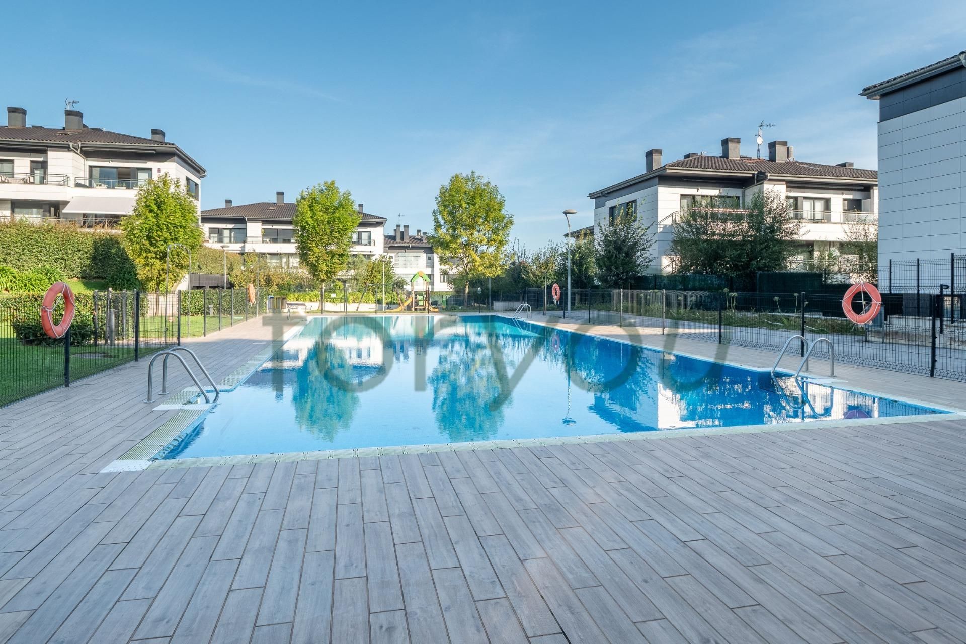 Piscina de Dúplex en venda en Donostia - San Sebastián  amb Calefacció, Jardí privat i Terrassa