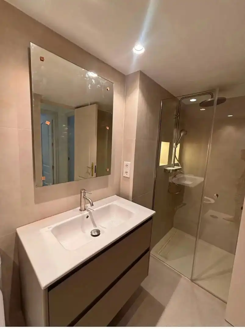 Badezimmer von Wohnung zur Miete in Madrid mit Klimaanlage und Abstellraum