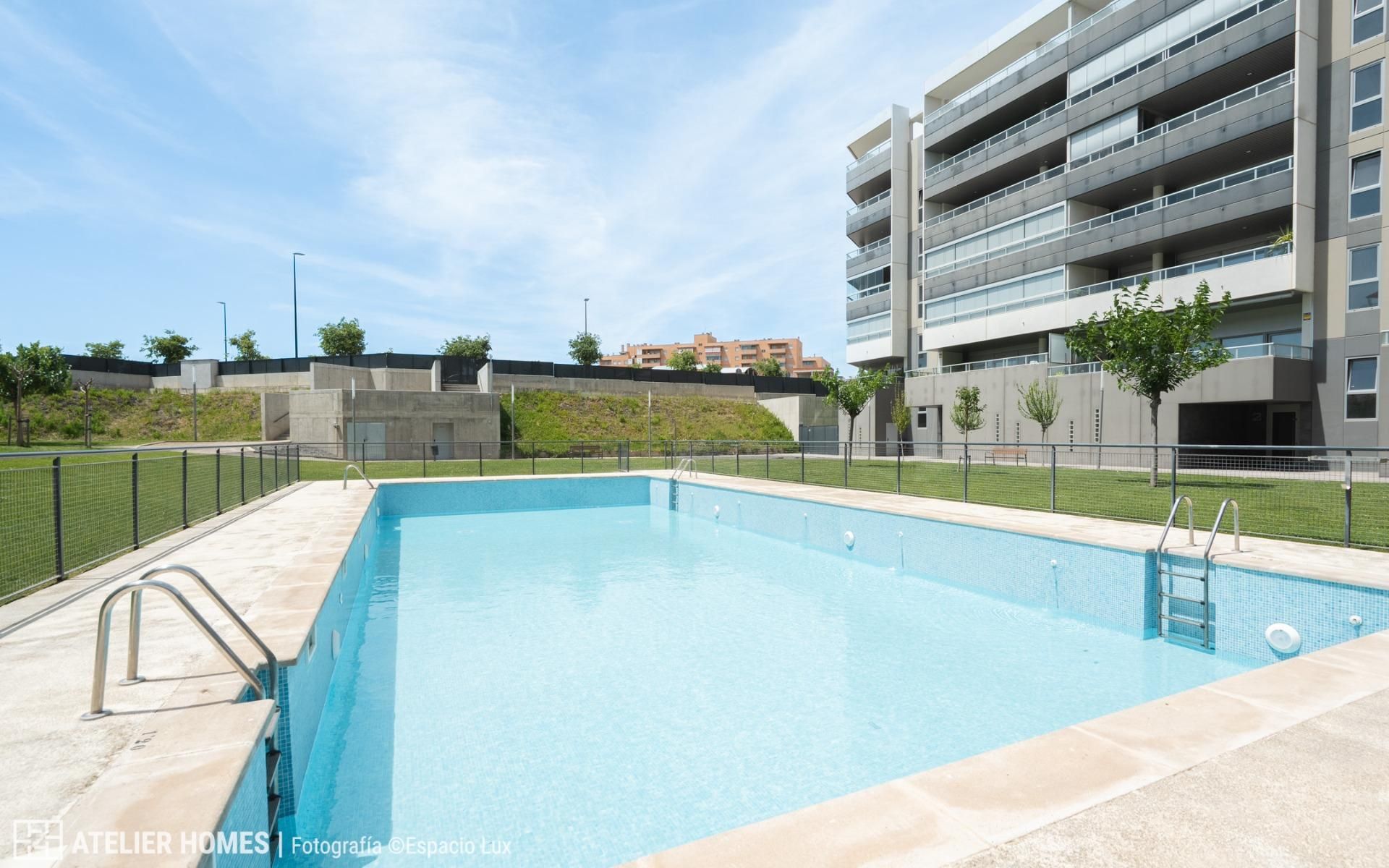 Swimming pool of Flat for sale in  Zaragoza Capital  with Air Conditioner, Heating and Private garden