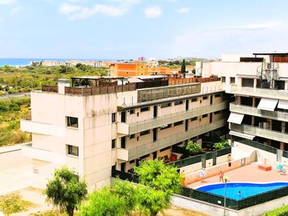 Vista exterior de Àtic en venda en El Vendrell amb Aire condicionat, Terrassa i Balcó