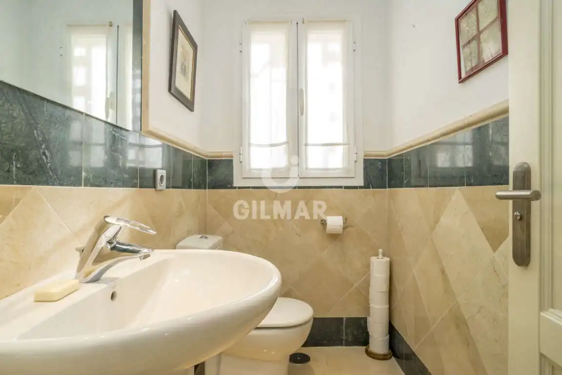 Badezimmer von Maisonette zum Verkauf in Sotogrande mit Heizung, Abstellraum und Schwimmbad