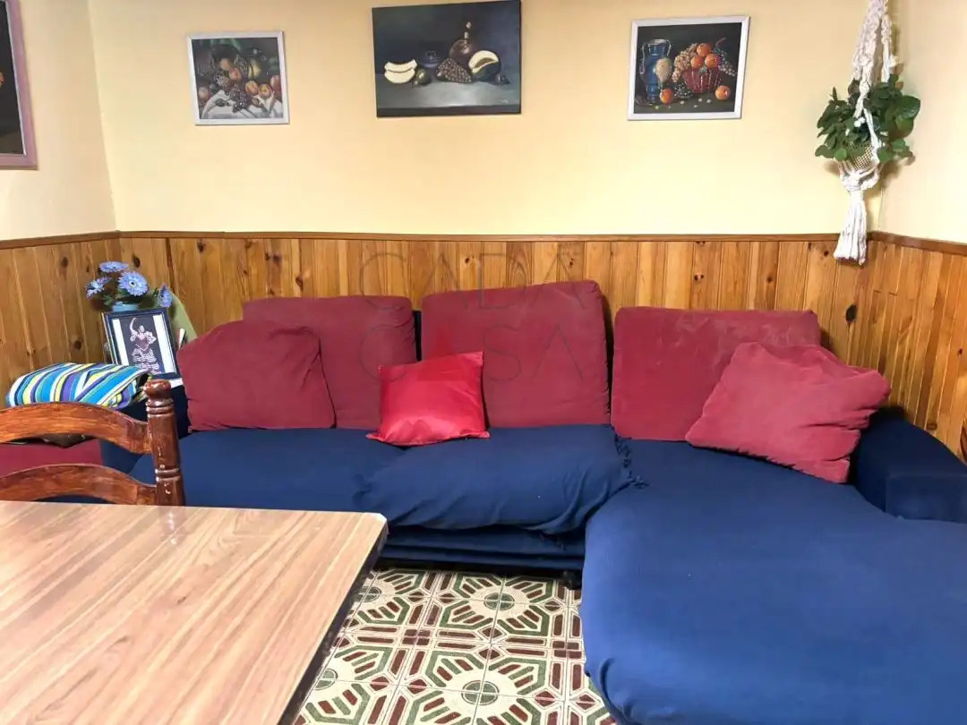Sala d'estar de Casa adosada en venda en Campoo de Enmedio amb Terrassa, Traster i Moblat