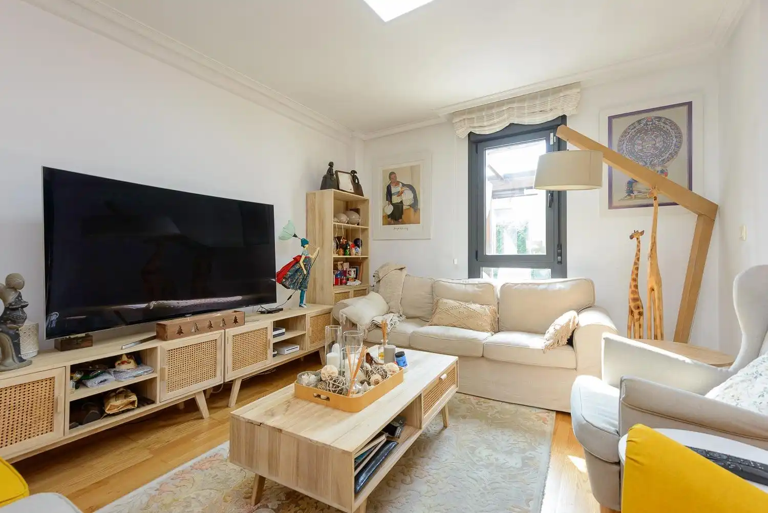 Sala d'estar de Casa adosada en venda en Siero amb Calefacció, Jardí privat i Traster