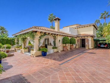 Casa con piscina en venta en Nueva Andalucía