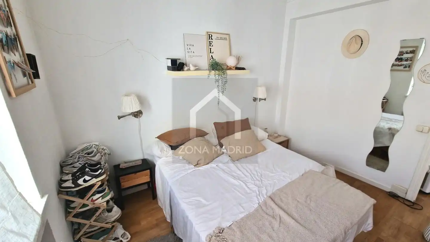 Bedroom of Flat for sale in Madrid  with Furnished