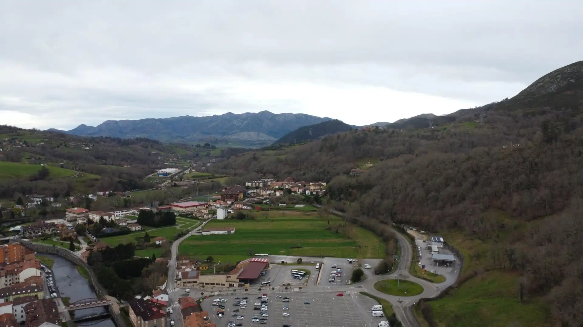 Außenansicht von Einfamilien-Reihenhaus zum Verkauf in Cangas de Onís mit Heizung und Abstellraum