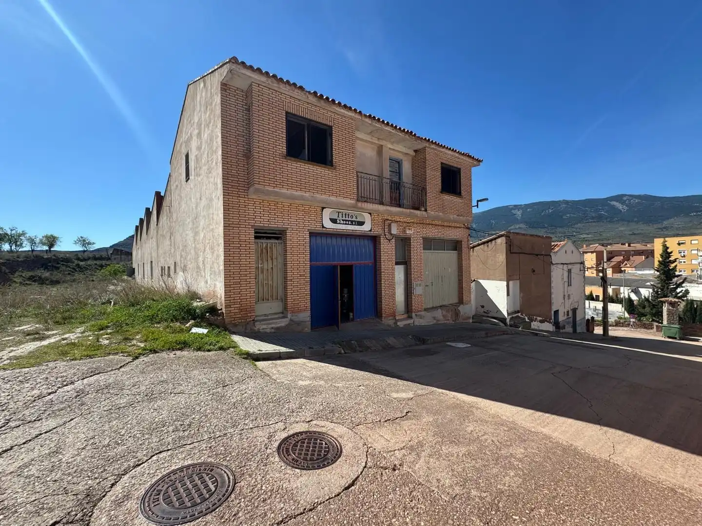 Außenansicht von Fabrikhallen zum Verkauf in Illueca