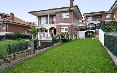 Vista exterior de Casa o xalet en venda en El Astillero   amb Aire condicionat, Calefacció i Jardí privat