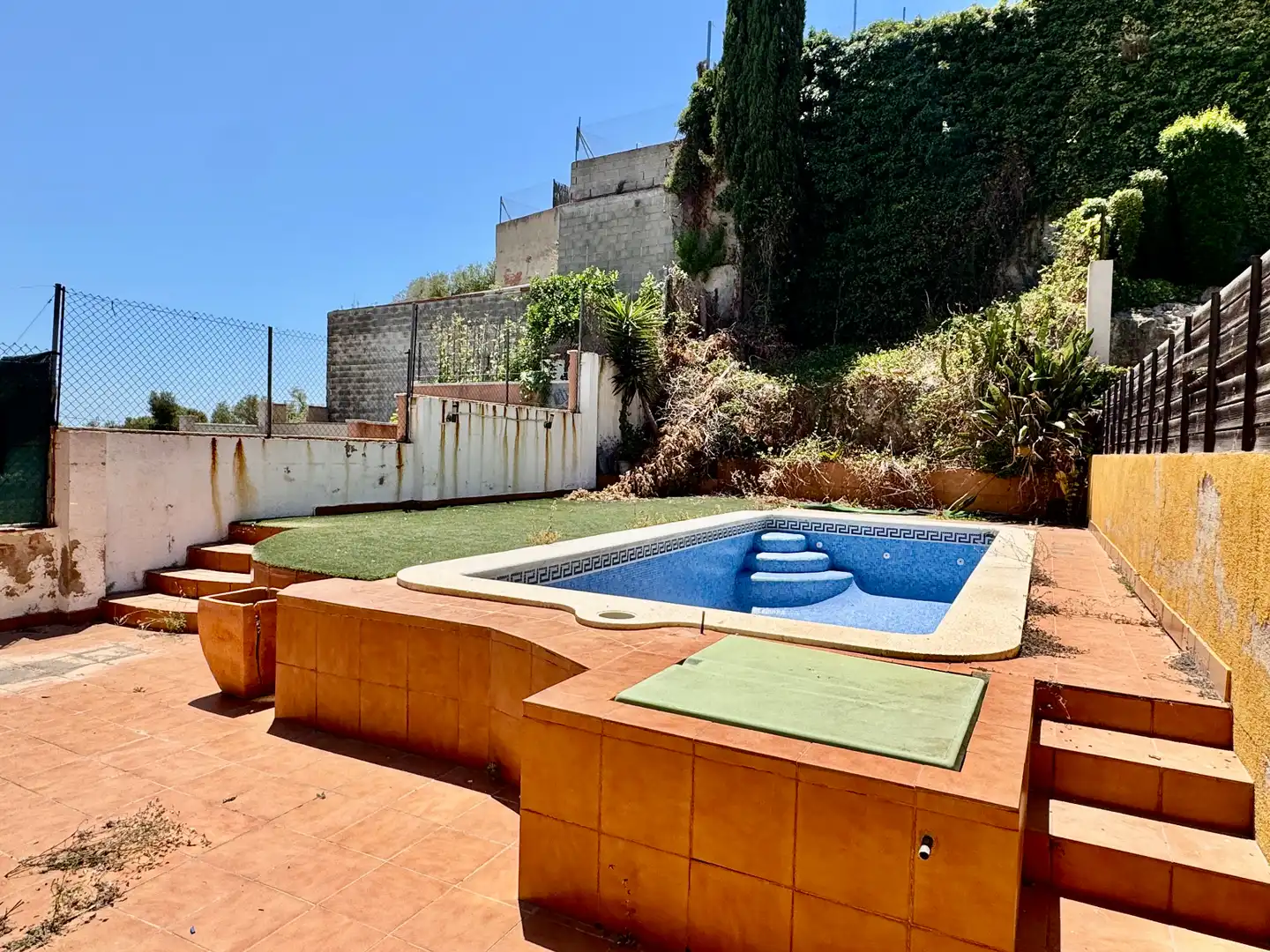 Schwimmbecken von Einfamilien-Reihenhaus zum Verkauf in Calafell mit Heizung, Privatgarten und Terrasse