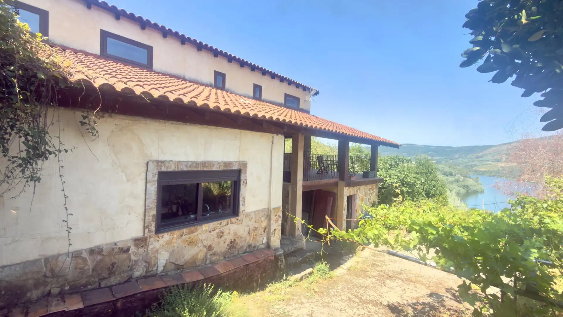 Vista exterior de Finca rústica en venda en Castrelo de Miño amb Jardí privat, Terrassa i Moblat
