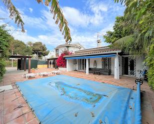 Vista exterior de Casa o xalet en venda en Estepona amb Aire condicionat, Terrassa i Piscina