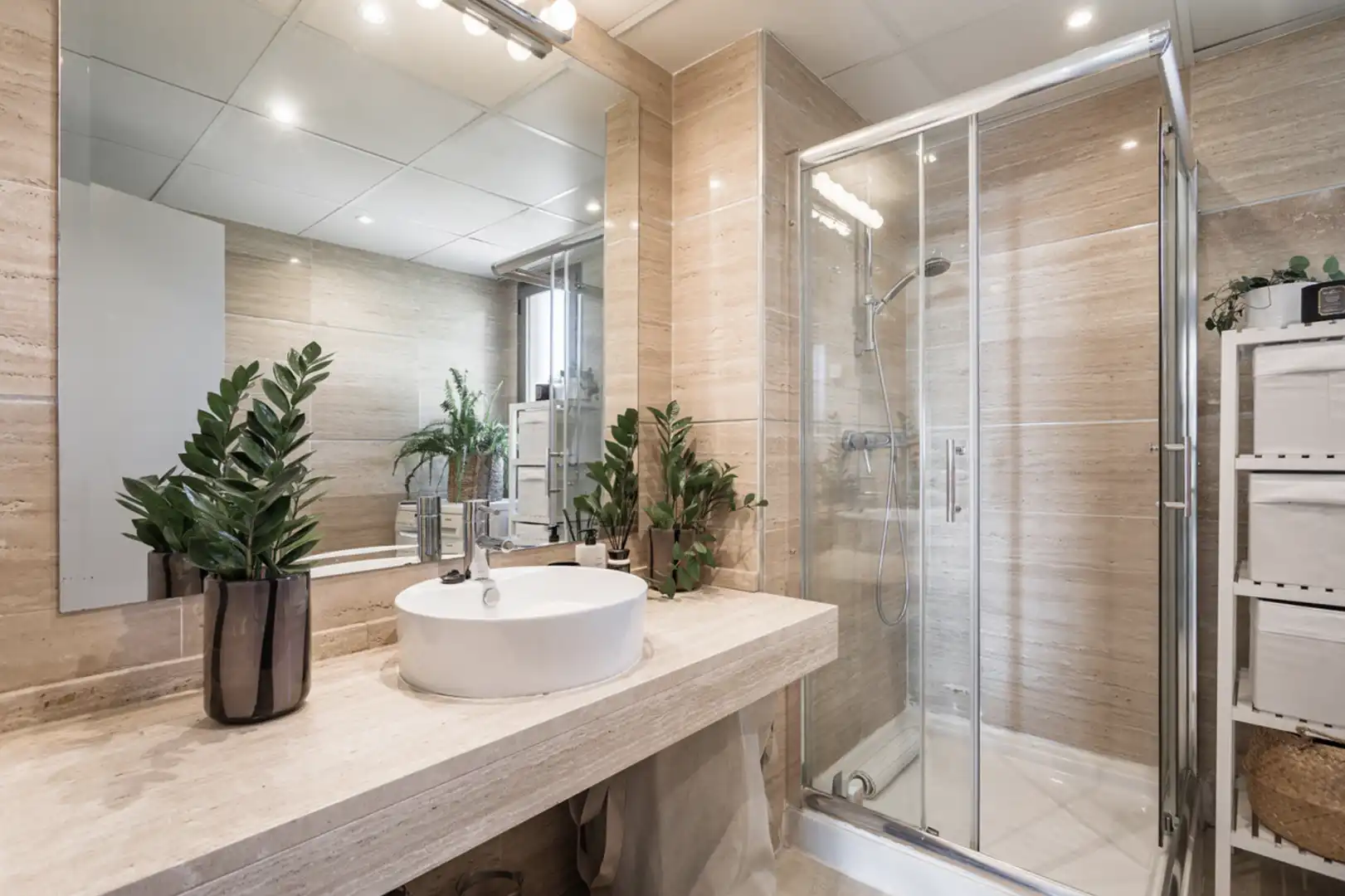 Badezimmer von Wohnungen zum Verkauf in Benahavís mit Klimaanlage, Terrasse und Möbliert