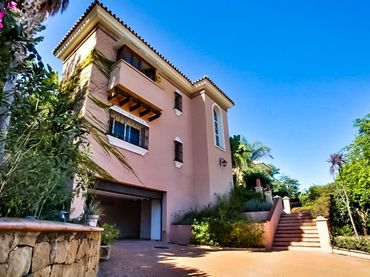 Villa avec balcon à vendre à Nueva Andalucía