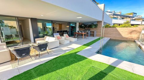 Duplex de esquina impresionante en venta en Artola Alta