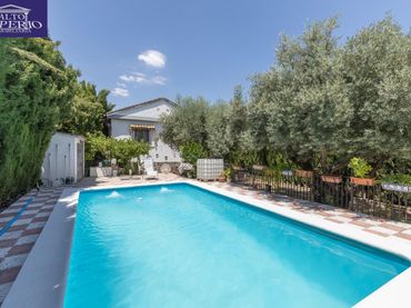 Villa avec balcon à vendre à Urbanizacion de los Cerezos 31