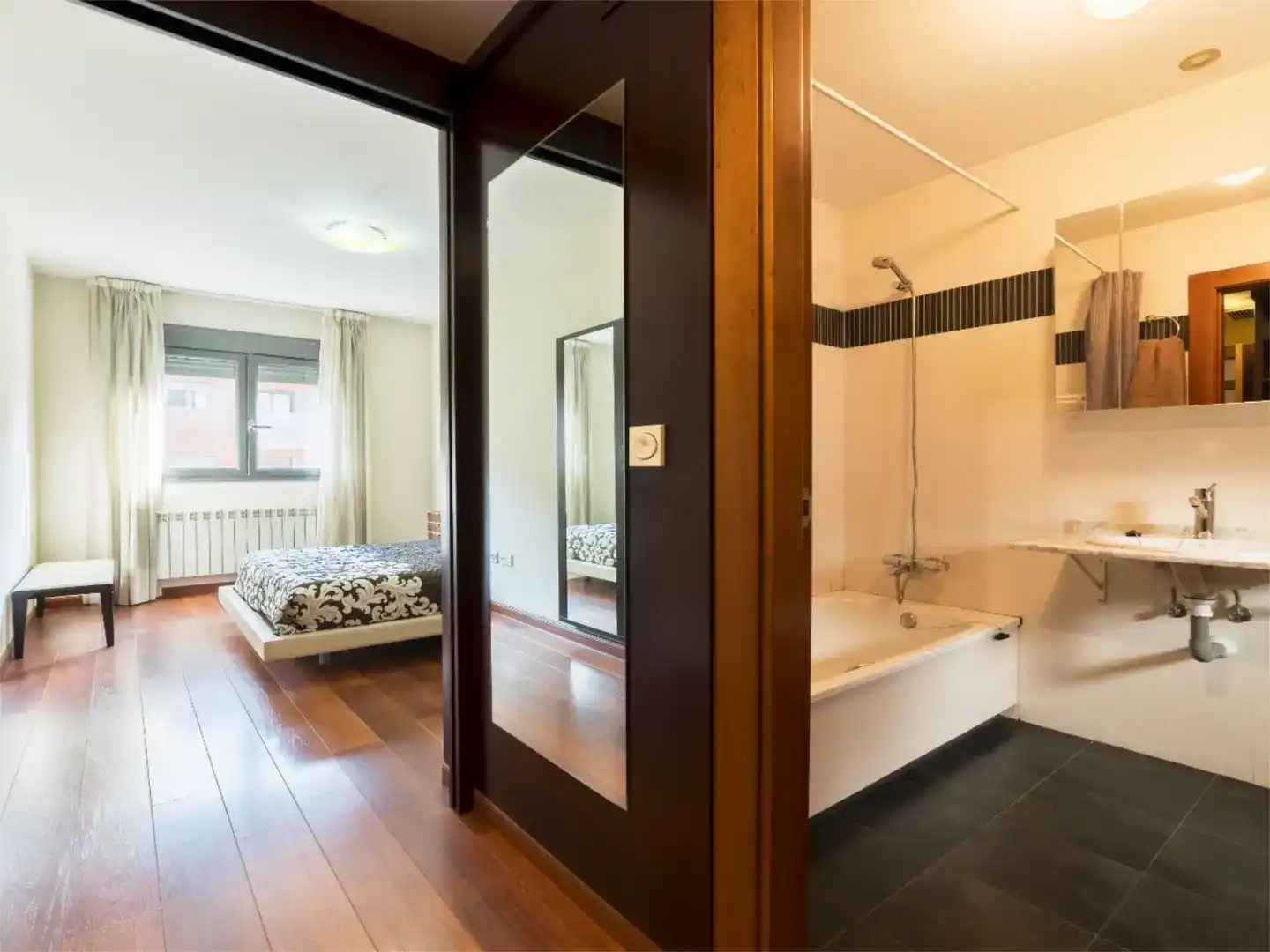 Baño de Piso de alquiler en Granada con Aire acondicionado, Jardín privado y Parquet
