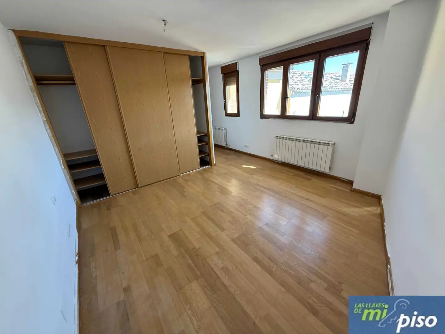 Dormitori de Casa adosada en venda en Corcos amb Calefacció, Jardí privat i Parquet
