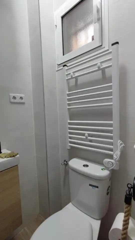 Badezimmer von Wohnung zur Miete in Madrid mit Klimaanlage, Heizung und Möbliert