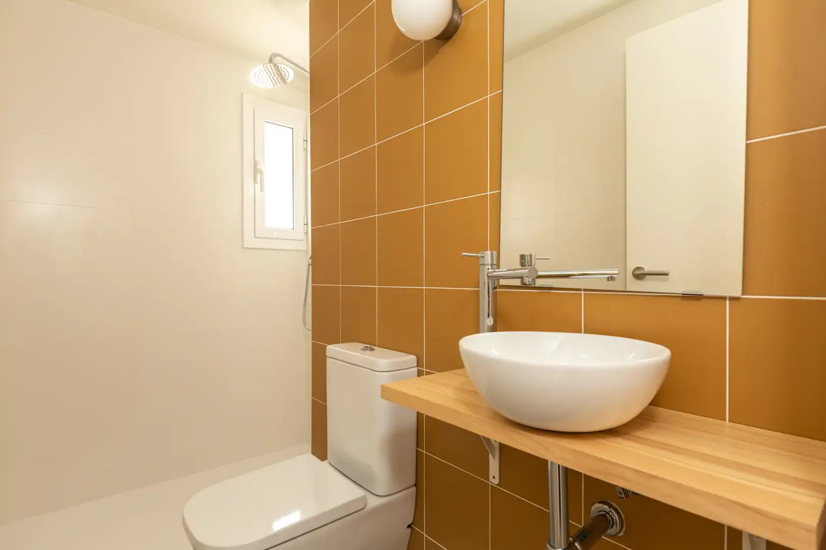 Badezimmer von Erdgeschoss zur Miete in Sant Joan Despí mit Heizung und Terrasse