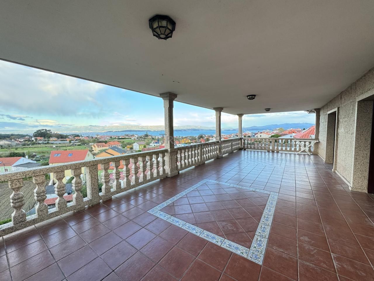 Terrassa de Casa o xalet en venda en Vilagarcía de Arousa amb Calefacció, Jardí privat i Terrassa