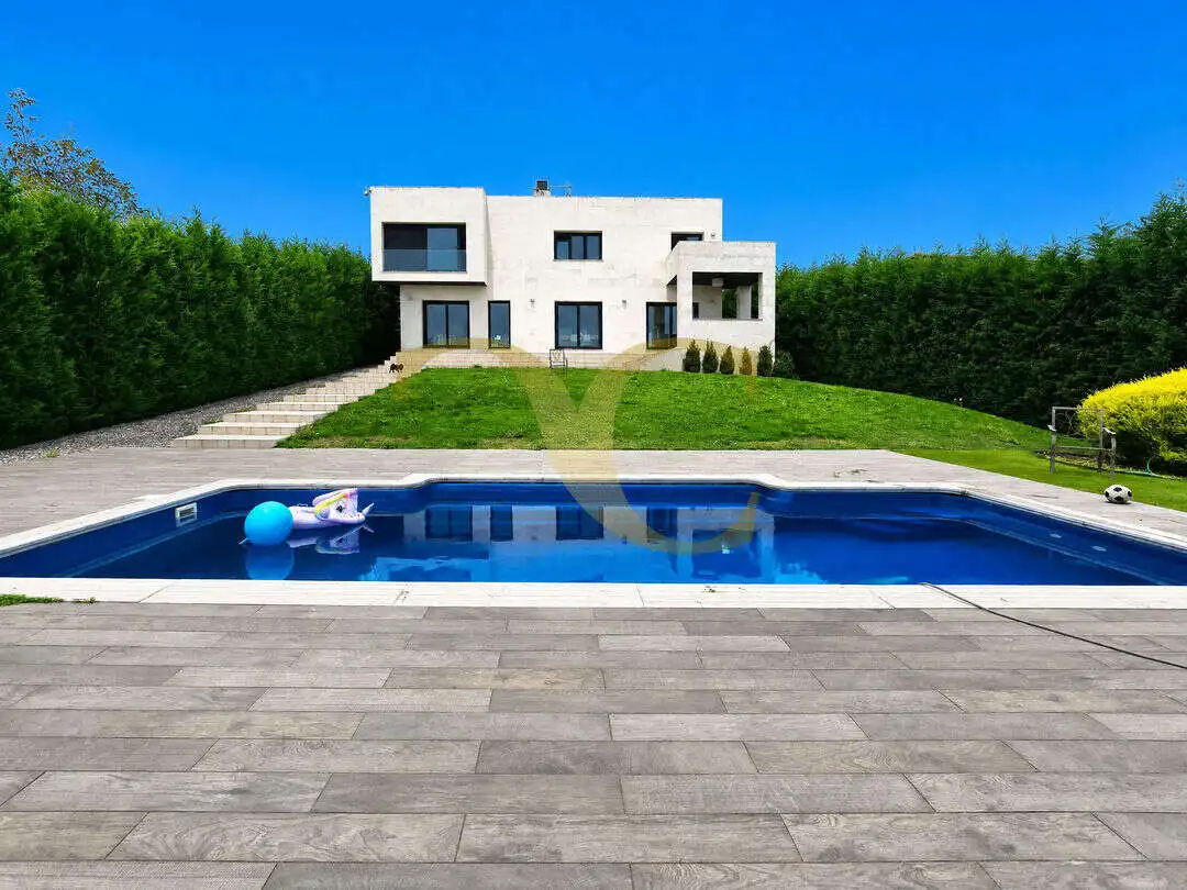 Piscina de Casa o xalet en venda en Oviedo  amb Calefacció, Jardí privat i Terrassa