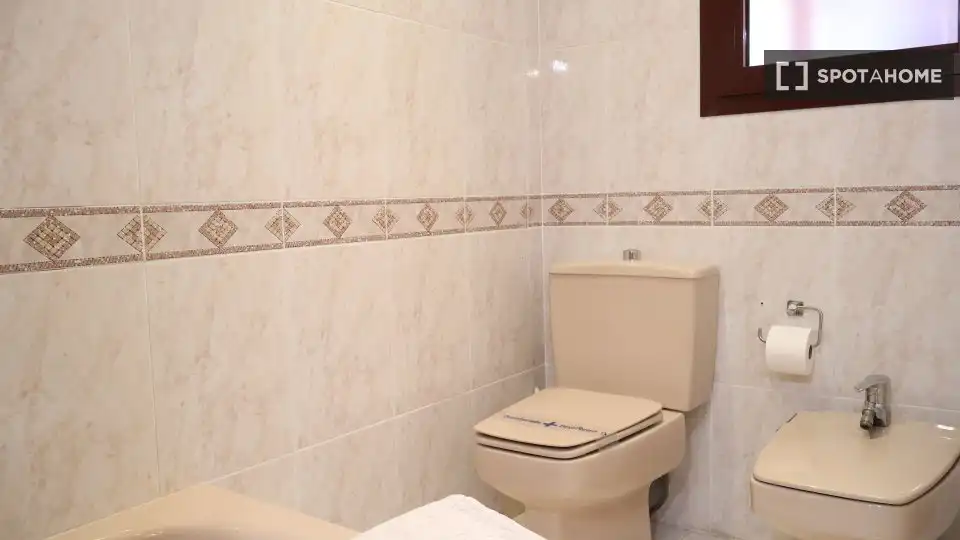 Bathroom of Flat for rent in Valencia  with Air Conditioner, Heating and Furnished