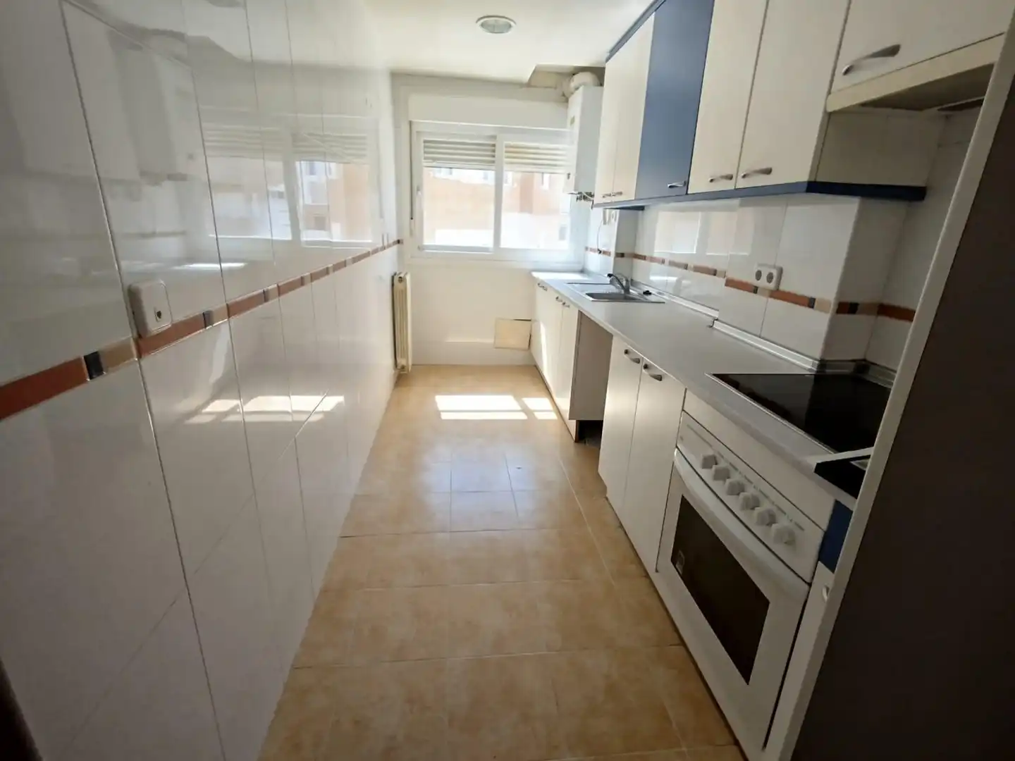 Cocina de Piso en venta en Las Navas del Marqués  con Calefacción