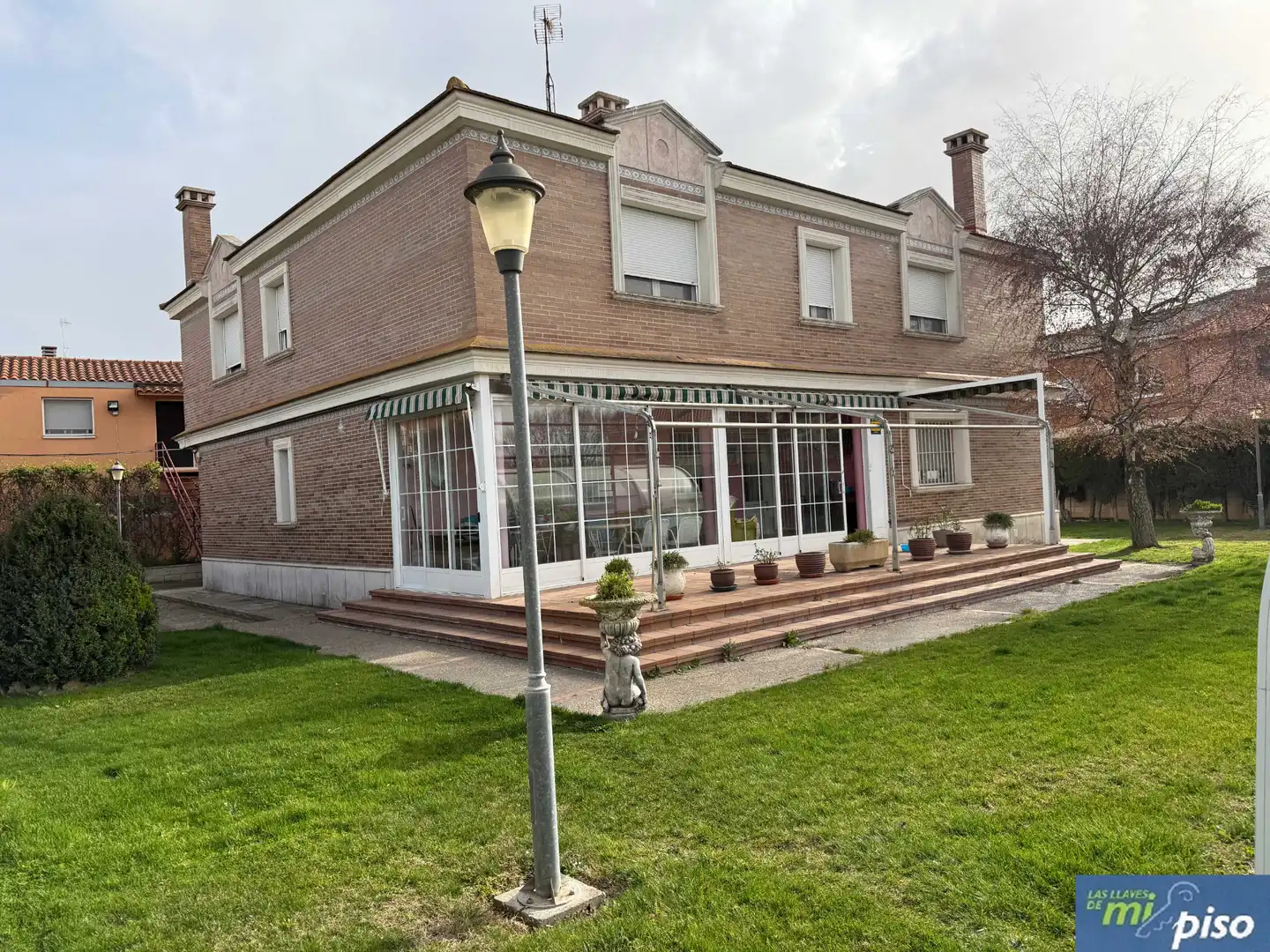 Vista exterior de Casa o xalet en venda en Santovenia de Pisuerga amb Calefacció, Jardí privat i Parquet