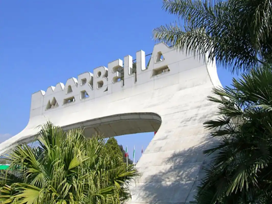 Vista exterior de Pis en venda en Marbella amb Calefacció i Terrassa