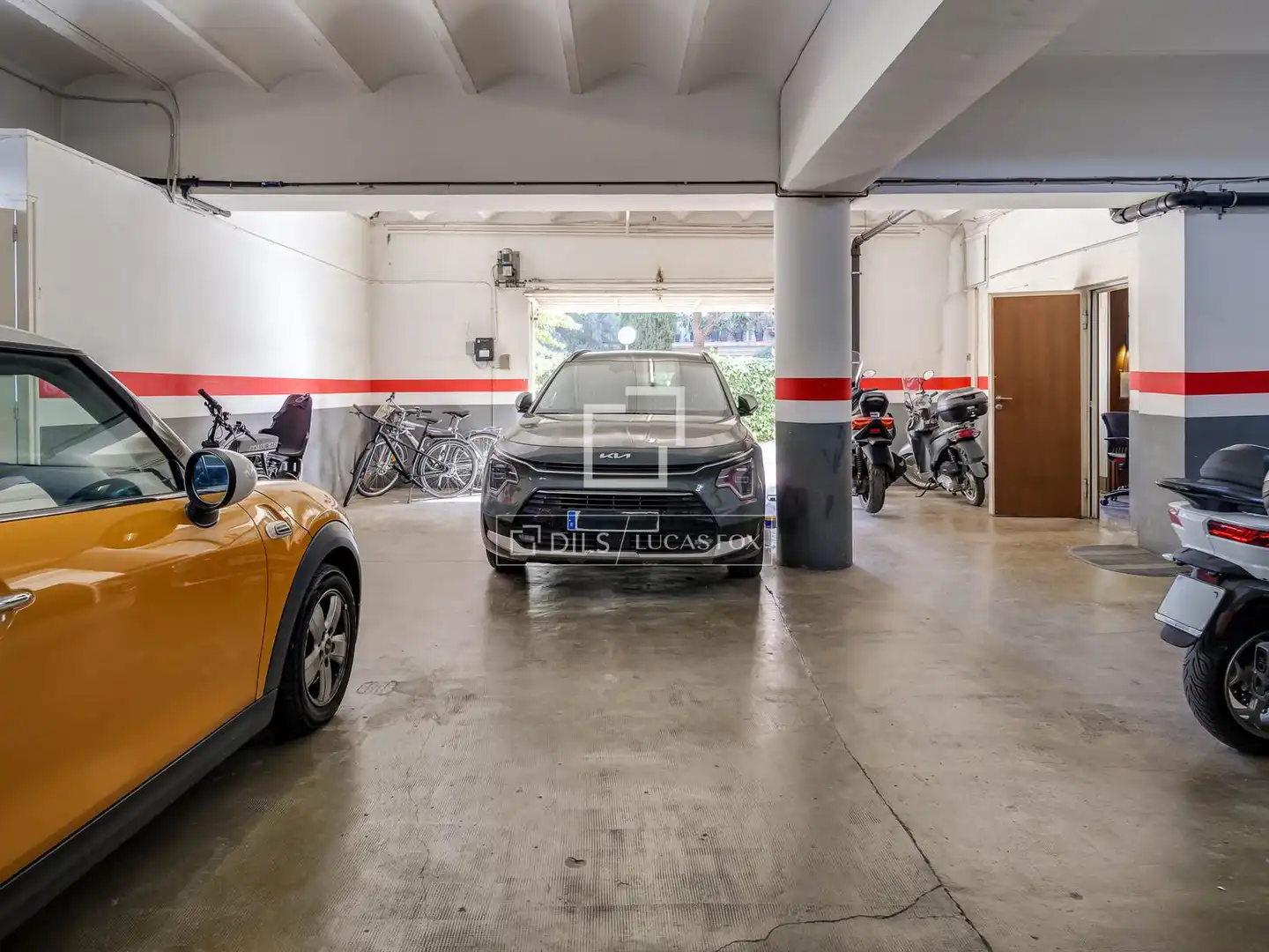Parkplatz von Wohnung zum Verkauf in Barcelona mit Klimaanlage, Heizung und Privatgarten