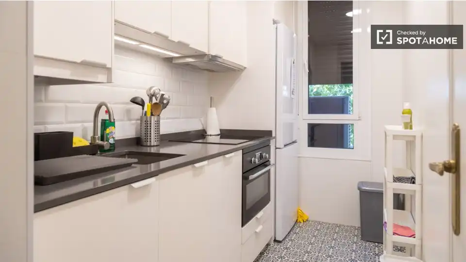 Cocina de Apartamento para compartir en Madrid con Aire acondicionado, Calefacción y Terraza
