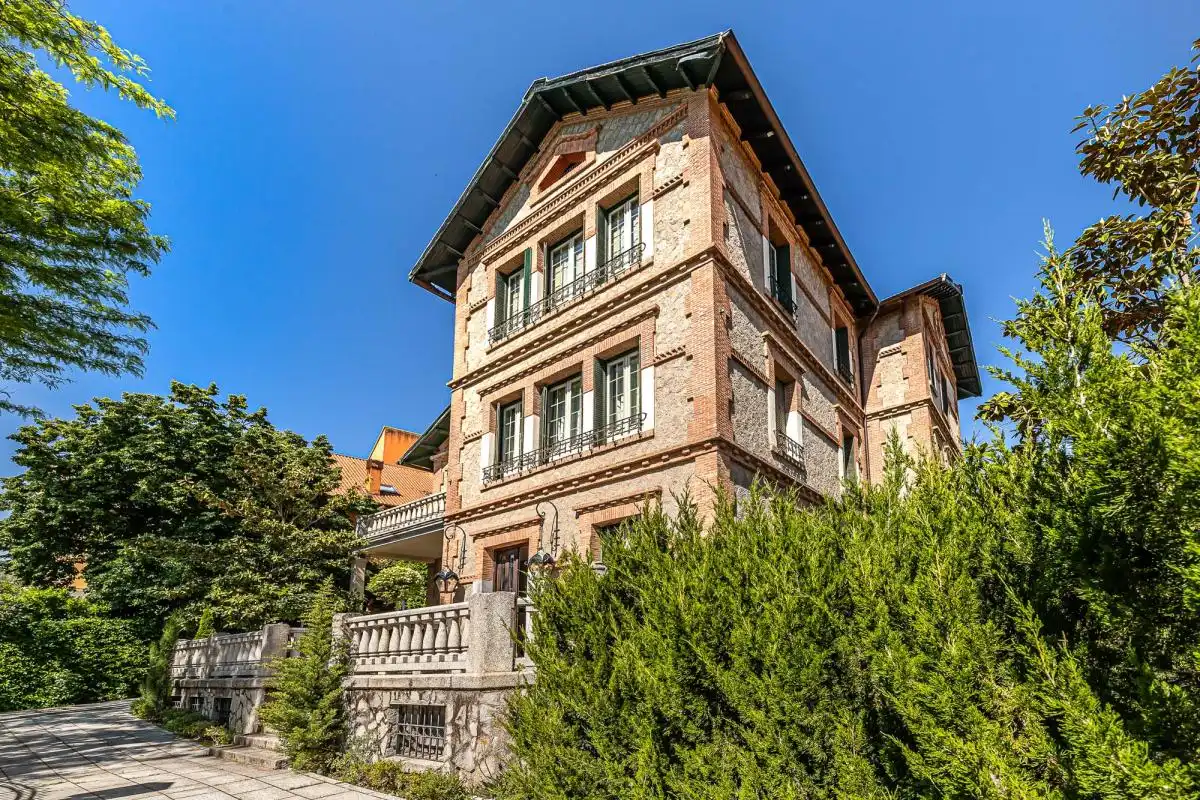 Exterior view of Houses for sale in San Lorenzo de El Escorial  with Air Conditioner, Heating and Private garden