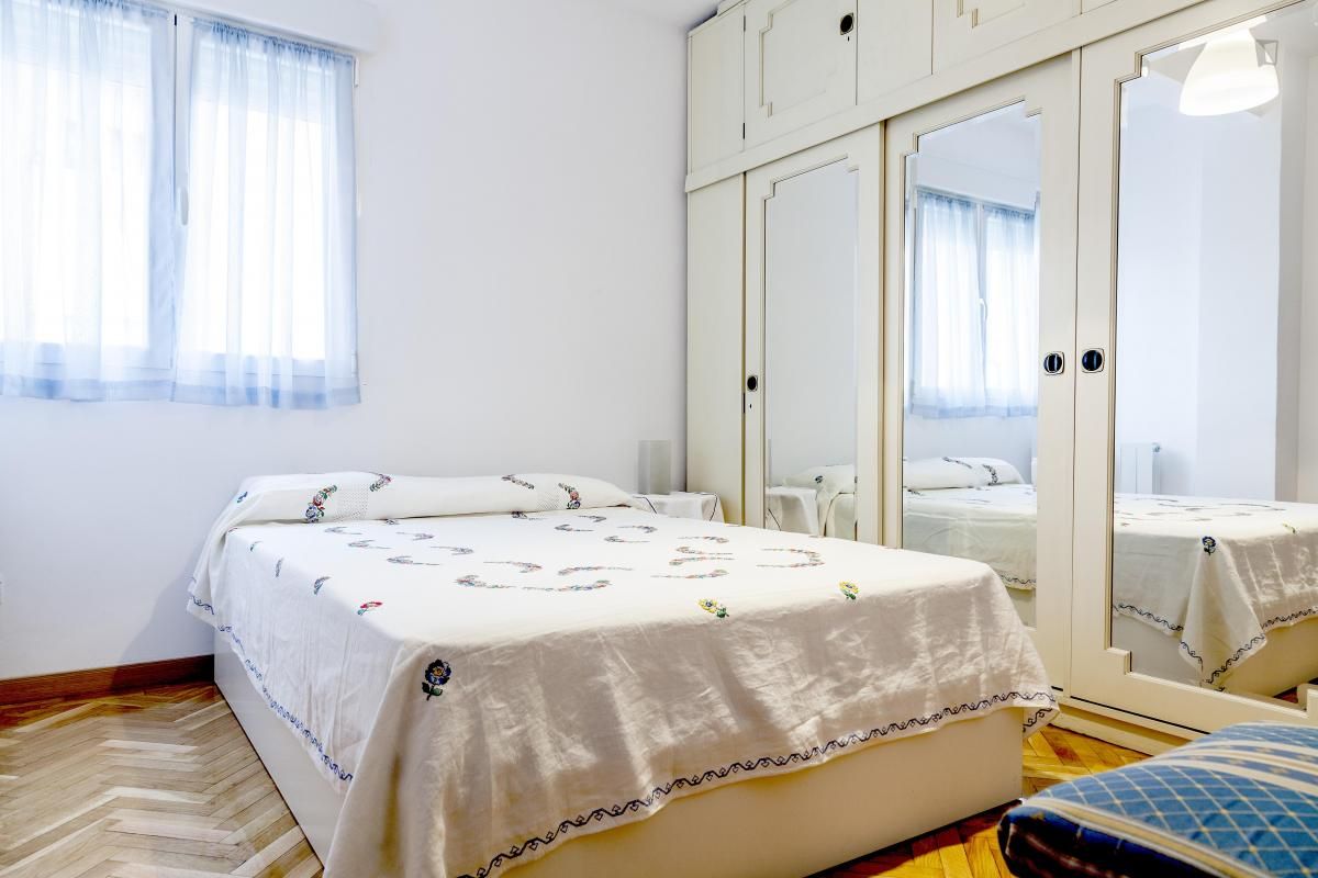 Dormitori de Apartament de lloguer en  Madrid Capital amb Aire condicionat, Calefacció i Moblat