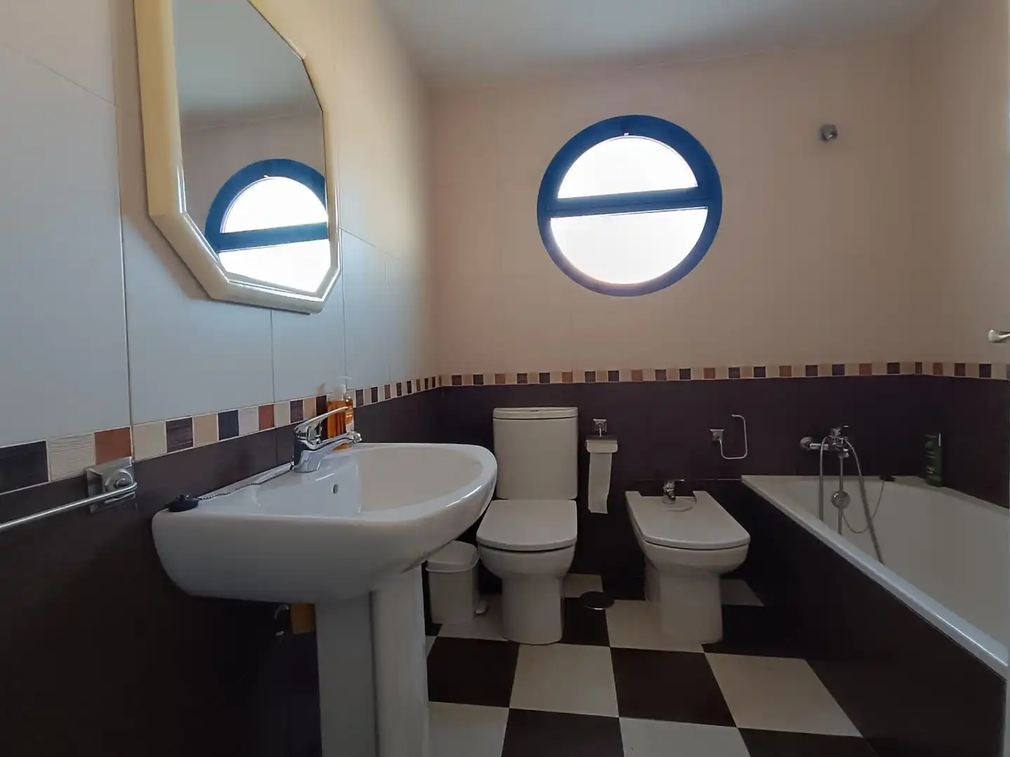 Baño de Piso de alquiler en Balanegra con Aire acondicionado, Calefacción y Amueblado