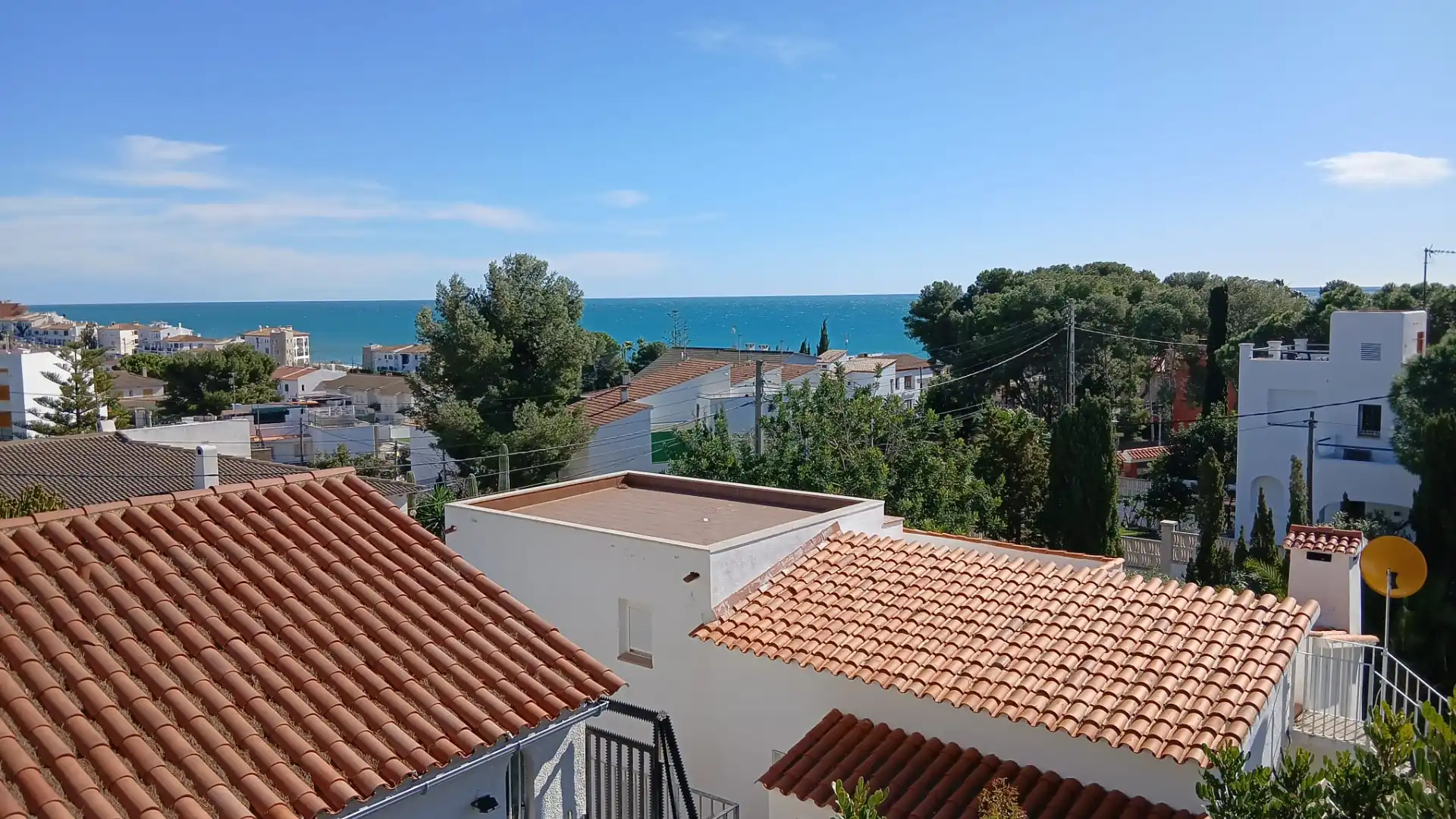 Vista exterior de Casa adosada en venda en Roda de Berà amb Jardí privat i Terrassa