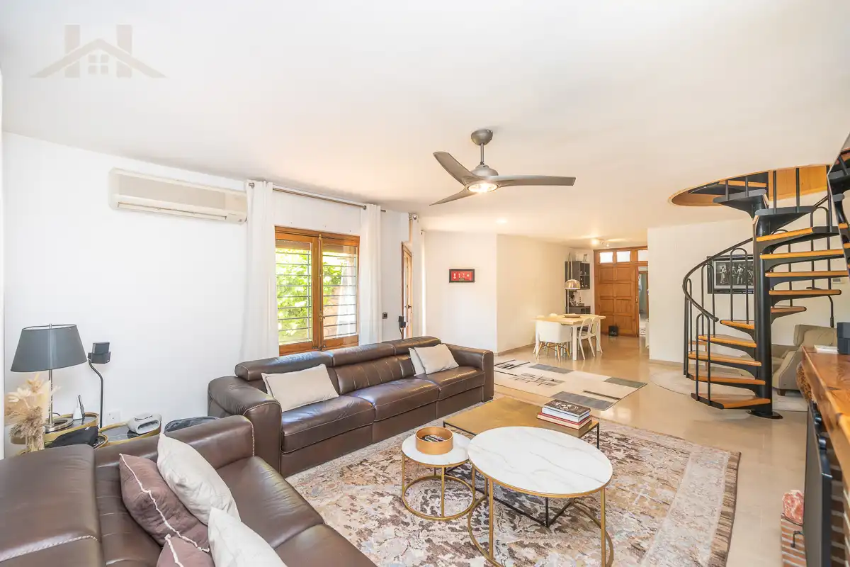 Sala de estar de Casa adosada en venta en Torrelodones con Aire acondicionado, Calefacción y Jardín privado