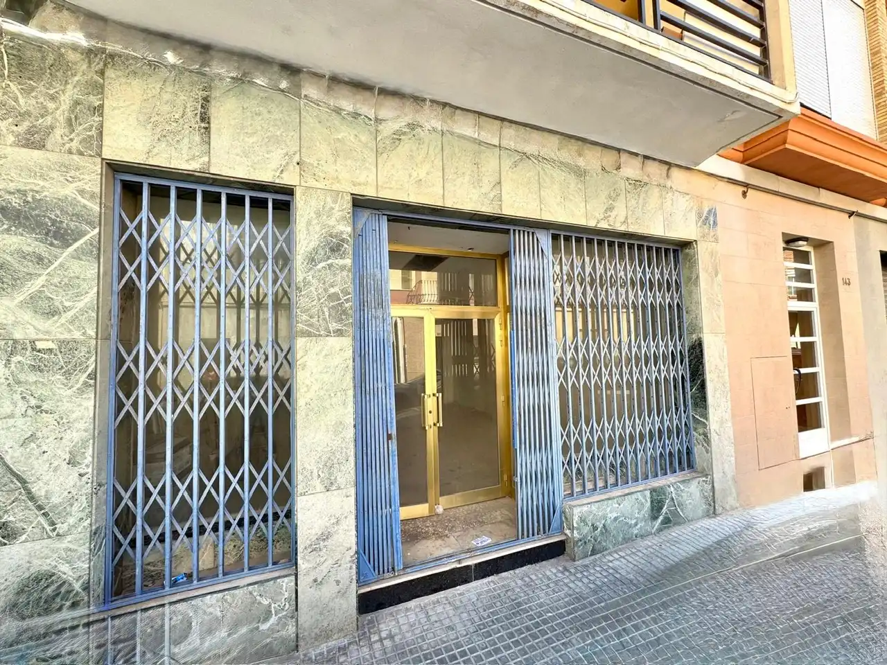 Vista exterior de Local en venta en Sagunto / Sagunt
