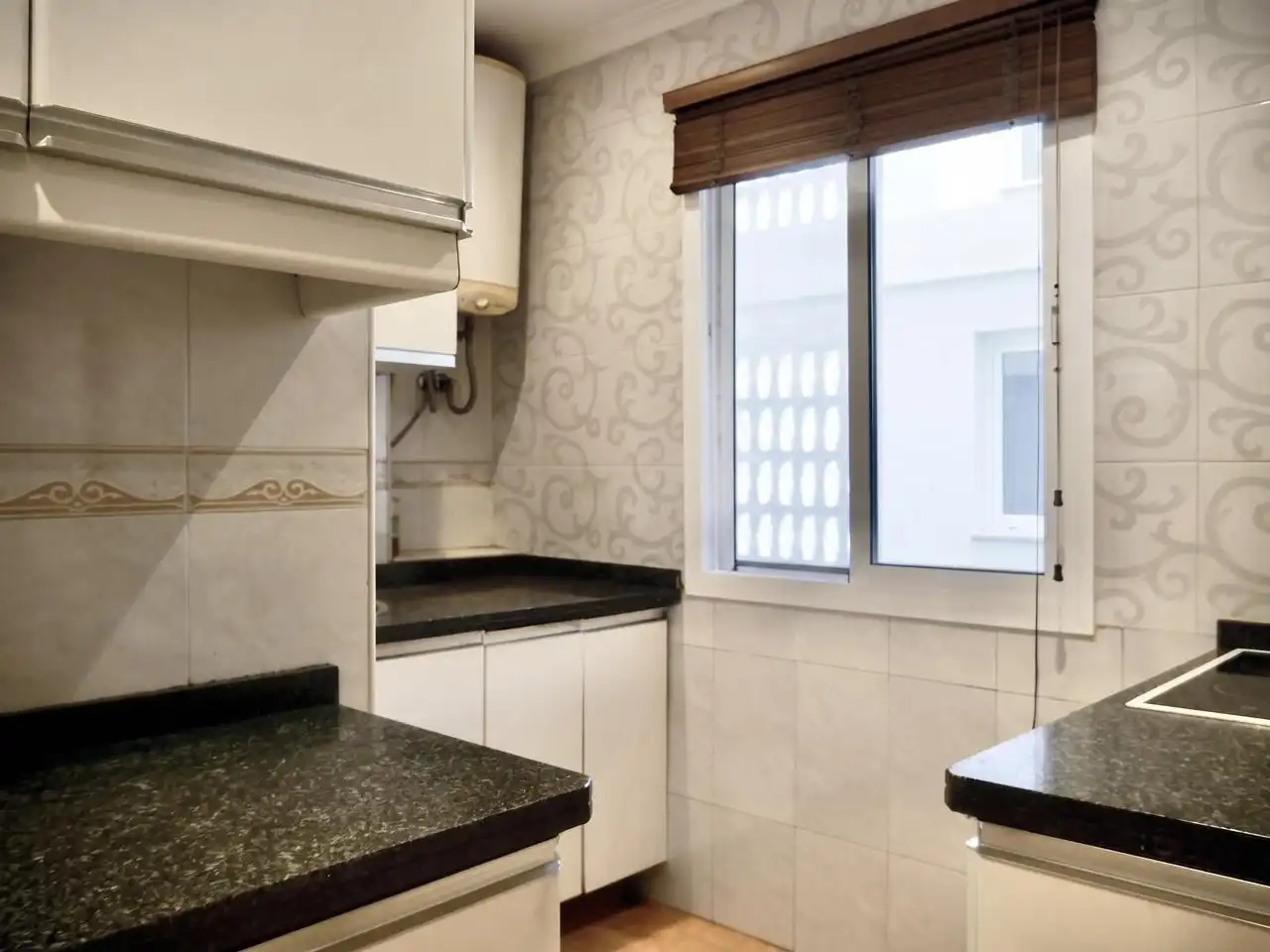 Küche von Wohnung zum Verkauf in Sevilla mit Klimaanlage, Terrasse und Möbliert