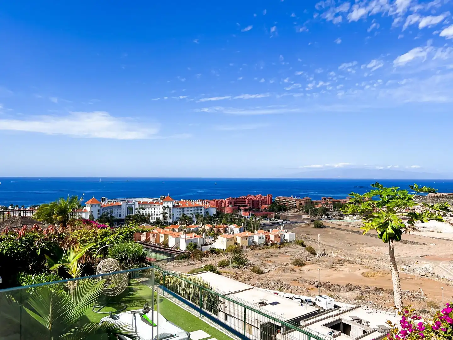 Vista exterior de Casa o xalet en venda en Adeje amb Aire condicionat, Jardí privat i Traster