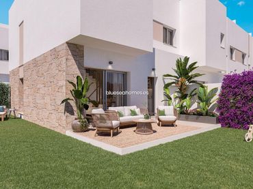 Adosado con piscina en venta en Calle Taiwan Los Nogales Living