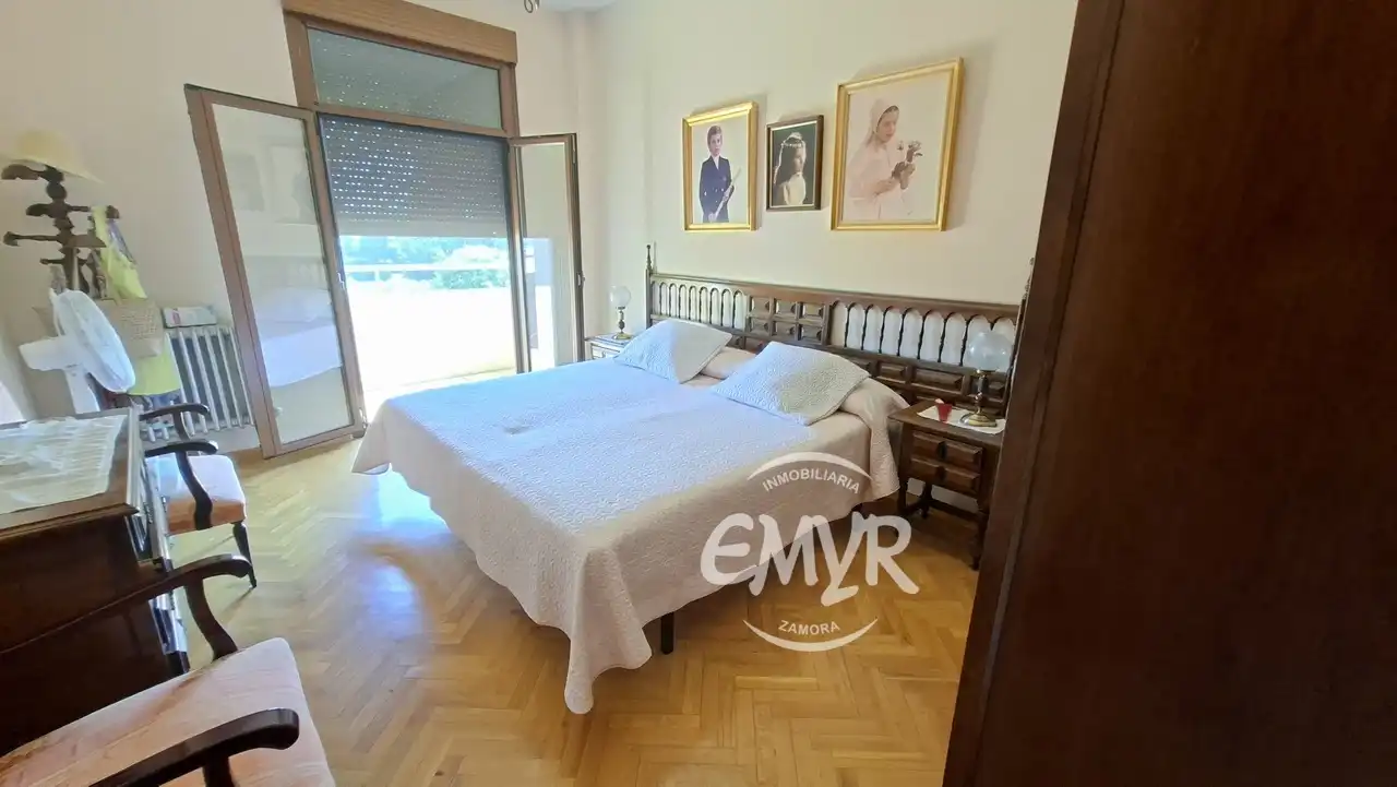 Dormitori de Casa o xalet en venda en Zamora Capital  amb Calefacció, Jardí privat i Parquet