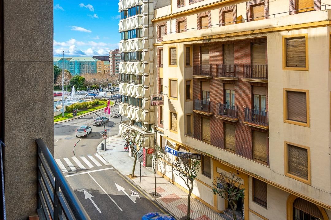 Vista exterior de Pis de lloguer en León Capital  amb Calefacció, Terrassa i Balcó
