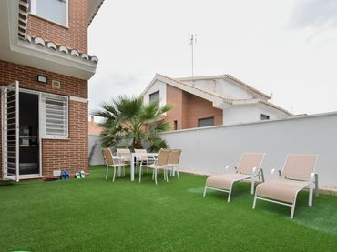 Casa pareada con balcón en venta en Huétor Vega