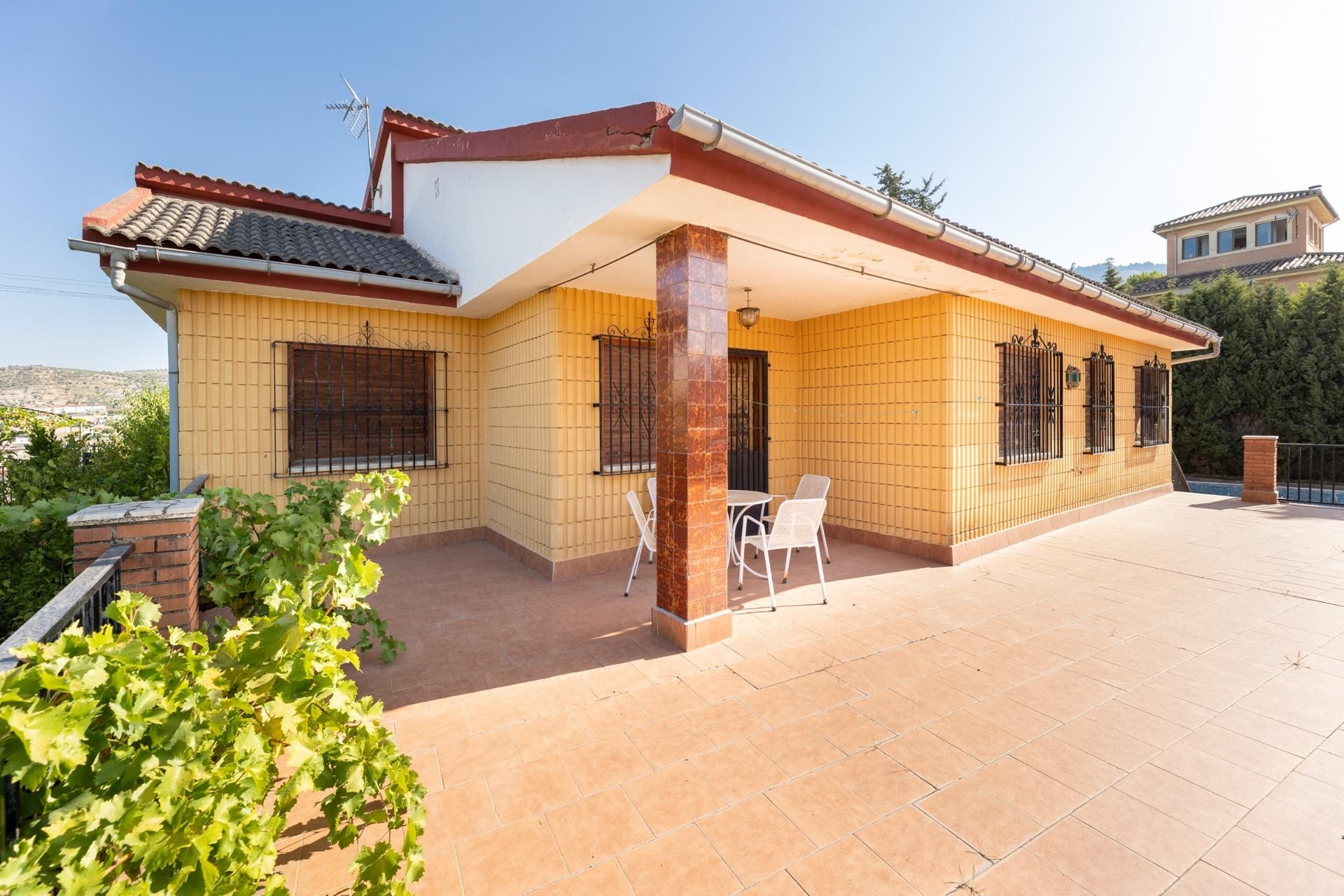 Vista exterior de Casa o xalet en venda en Alfacar amb Calefacció, Jardí privat i Terrassa