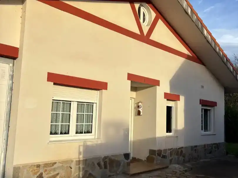 Vista exterior de Casa o xalet en venda en Polanco amb Jardí privat