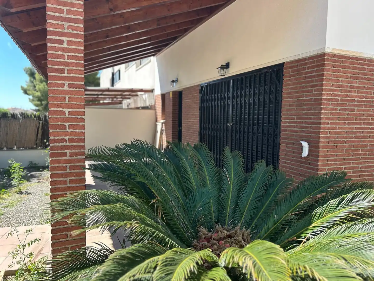 Vista exterior de Casa adosada en venta en Vilanova i la Geltrú con Aire acondicionado, Calefacción y Jardín privado
